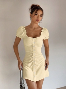 Detail von hellgelbem, engem Minikleid mit Puffärmeln und geraffter Knopfleiste vorne
