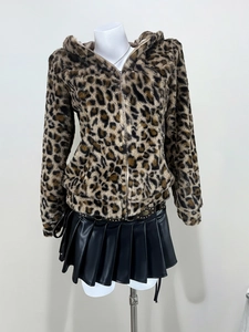 Dettaglio felpa con cappuccio leopardata in ecopelliccia e gonna a pieghe in ecopelle
