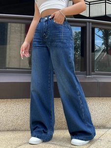 Pantalon en jean tendance à taille haute et jambes larges avec chaîne en métal