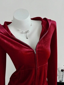 Gedetailleerde macro-opname van de rode fluwelen stof en hoodie met rits