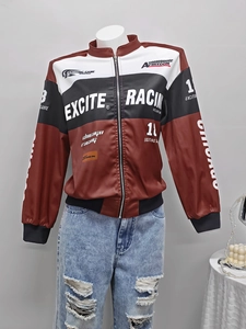 Détail de la veste de course rouge, noire et blanche avec imprimés Excite et Chicago