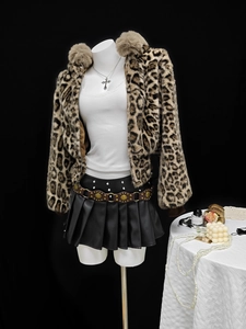 Detail der Leoparden-Kunstpelzjacke mit braunem Flauschkragen und Gürtel im Punk-Stil