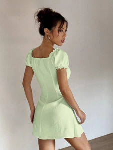 Detailansicht der minzgrünen Puffärmel und des gerafften Karree-Ausschnitts am Kleid