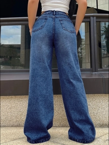 Jean bleu foncé délavé à jambe large et taille haute avec chaînes vue de dos pour femmes