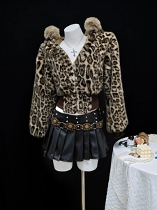 Leoparden-Kunstpelz-Hoodie für Damen mit Bommeln und schwarzem Leder-Faltenrock