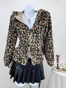 Dettaglio della felpa con cappuccio leopardata con zip e gonna a pieghe in ecopelle