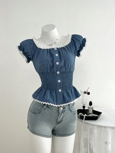 Top vintage stile denim con scollo quadrato, pizzo bianco e bottoni a forma di fiore