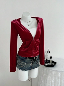 Detail van bordeauxrood fluwelen jas met capuchon en een vintage denim minirok