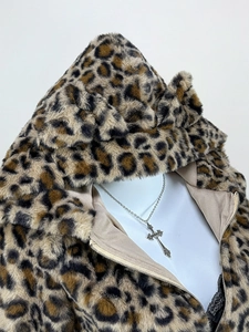 Giacca con cappuccio leopardata da donna con orecchie di gatto e collana a croce