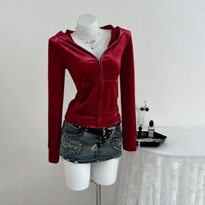 Detailtextuur van donkerrode fluwelen hoodie gecombineerd met vintage denim rokje