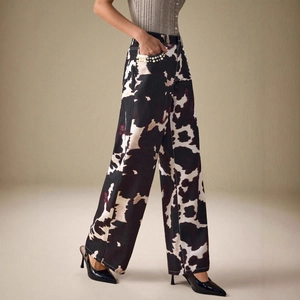 Pantalon taille haute à imprimé vache avec détails de perles sur les poches