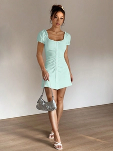 Details vom mintgrünen Puffärmelkleid mit gerüschter Textur und Knopfleiste