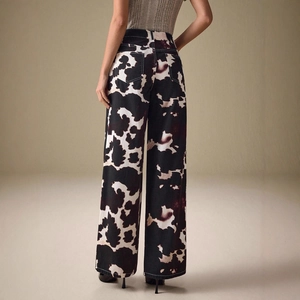 Pantalon en jean pour femme taille haute et jambe large avec imprimé vache noir et blanc