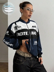 Vue détaillée du blouson aviateur racing avec empiècements contrastés et imprimés sportifs