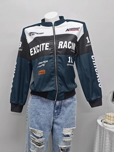 Vue détaillée d'une veste de course avec design color-block et impressions graphiques