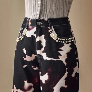 Pantalon en jean taille haute à imprimé vache avec poches ornées de perles et surpiqûres
