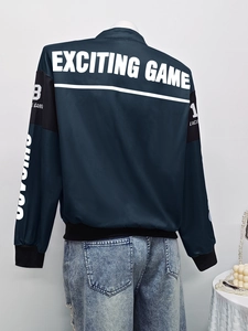 Détail du dos de la veste de course avec imprimé EXCITING GAME et manches contrastées