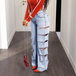 Jeans larghi azzurri da donna con strappi, tagli e vita alta in perfetto stile streetwear