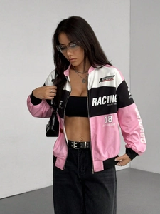 Détail macro d'une veste de course pour femme avec motifs color-block rose et blanc