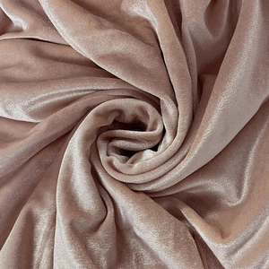 Fluwelen damesvest met capuchon met een zachte roségouden metallic glans