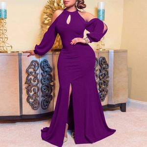 Robe longue violette élégante avec épaules dénudées, décolleté goutte et fente