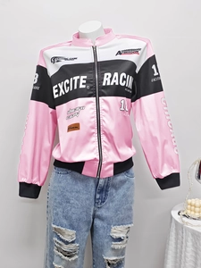 Détail de la veste de course avec design color-block rose et texte Excite Racing