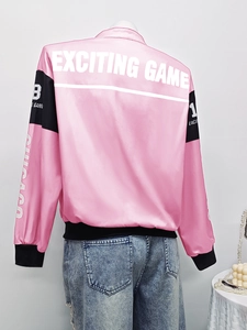 Détail de la veste de course rose et noire avec imprimé EXCITING GAME blanc dans le dos