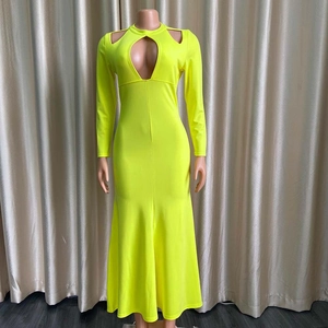 Dettaglio dell'abito aderente giallo neon con ritagli sul petto e orlo a sirena