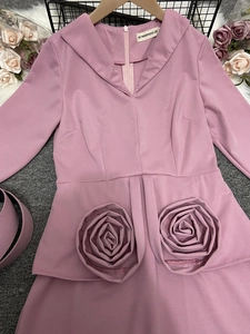 Détail de la robe violette à col en V avec des roses 3D faites à la main à la taille
