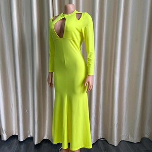 Dettaglio del design cut-out su petto e spalle di un abito lungo aderente giallo neon