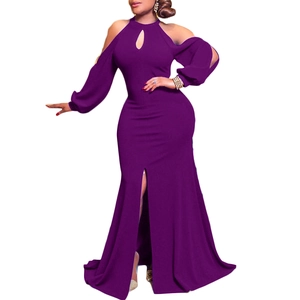 Robe longue violette élégante avec épaules dénudées et fente haute pour soirées formelles