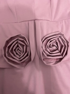 Détail de roses 3D faites à la main sur une robe crayon professionnelle vieux rose