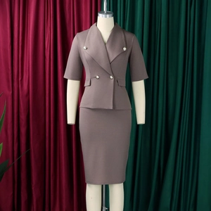 Détails du tailleur marron avec col à revers et boutons métalliques décoratifs