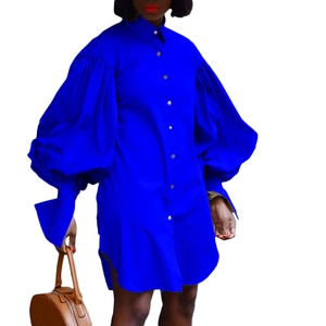 Robe chemise bleu vif tendance avec manches bouffantes surdimensionnées et boutons en métal