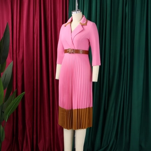 Details von elegantem rosa Faltenkleid mit braunem Kragen und passendem Ledergürtel