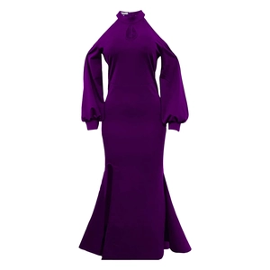 Détail d'une robe de soirée violette avec licou ajouré, manches lanterne et fente haute