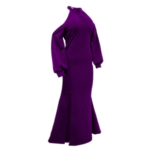Détail d'une robe de soirée violette avec épaules dénudées, fente latérale et manches