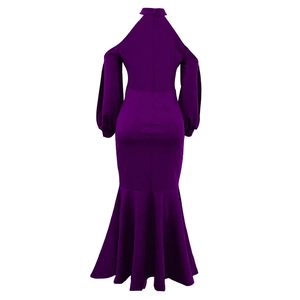 Vue arrière d'une robe de soirée violet foncé avec licou et ourlet sirène élégant
