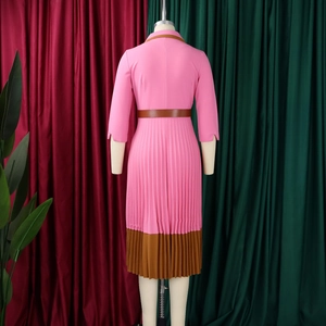 Detail eines eleganten rosa Midi-Kleides mit plissiertem Saum und braunem Ledergürtel