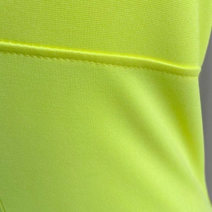 Dettaglio macro del tessuto a maglia verde fluo con cucitura orizzontale di alta qualità