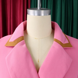 Detailansicht eines eleganten rosa Kleides mit braunem Kontrastkragen und Revers