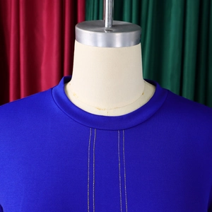 Dettaglio dell'abito girocollo blu reale con cuciture parallele gialle di precisione