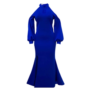 Détail macro d'une robe de soirée bleu roi avec manches lanternes et fente haute sexy
