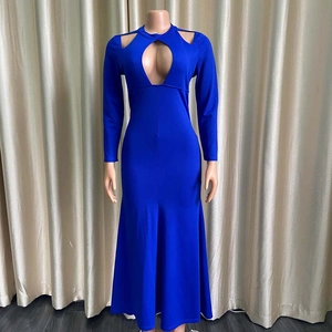 Dettaglio dello scollo e delle spalle scoperte su questo vestito a sirena blu navy aderente