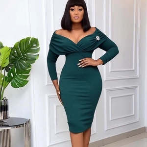 Élégante robe vert foncé à col en V plissée avec broche et manches longues