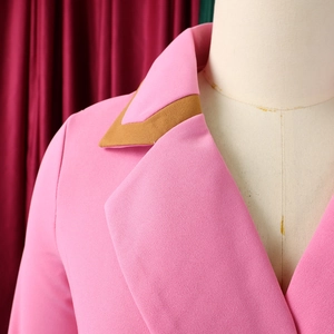 Detail des eleganten rosa Kleides mit steigendem Revers und braunen Dreieck-Patchwork-Einsätzen