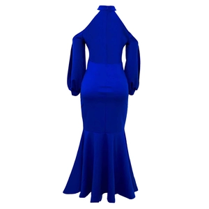 Détail d'une robe de soirée bleu roi à épaules dénudées avec taille ajustée et manches bouffantes