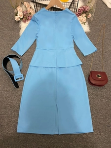 Robe crayon deux pièces bleu ciel avec haut à basque, ceinture assortie et fente arrière