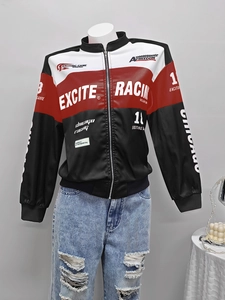 Détail de veste style course avec col montant et design patchwork rouge blanc noir