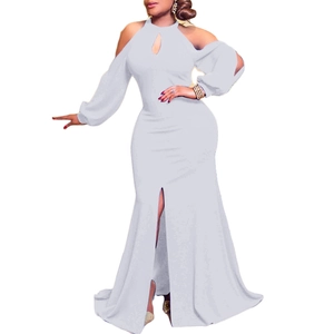 Détail de la robe licou taille haute avec manches bouffantes et fente haute sexy